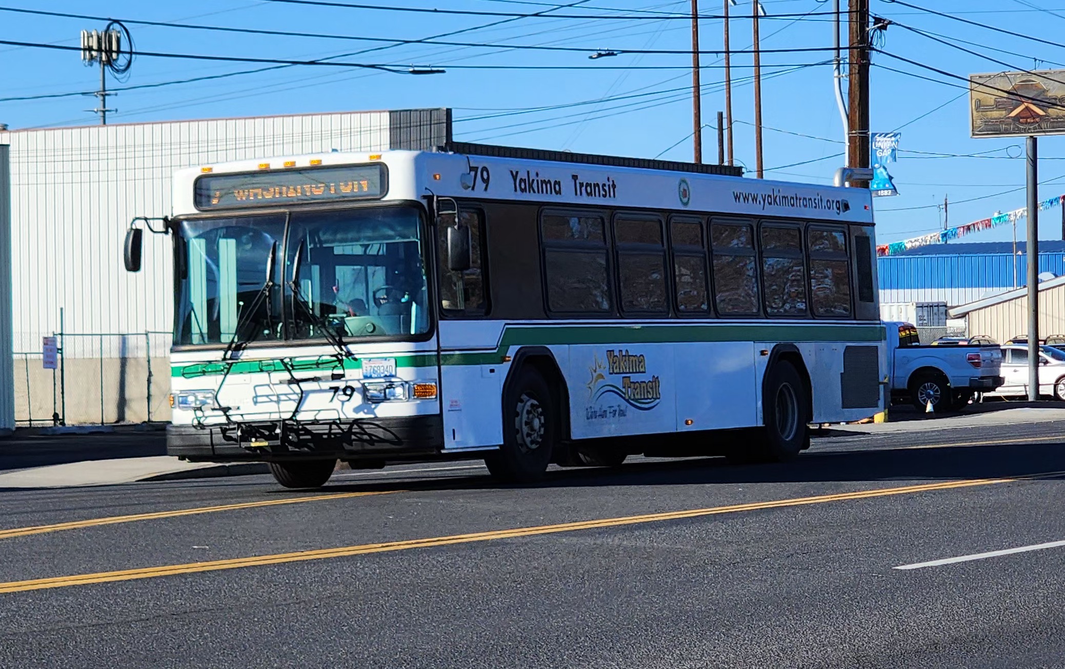 A 35' Gillig Low Floor bus in the Yakima Transit livery.